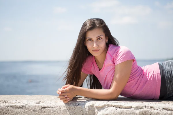 Retrato de la joven al aire libre en el día de verano —  Fotos de Stock
