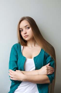 Uzun saçlı güzel üzgün genç kadın portresi