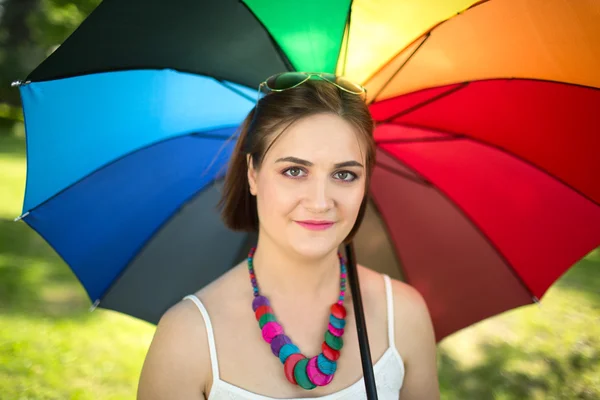 Hermosa mujer sonriente y paraguas colorido en el día de verano —  Fotos de Stock