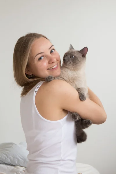 Hermosa joven mujer con un gato — Foto de Stock