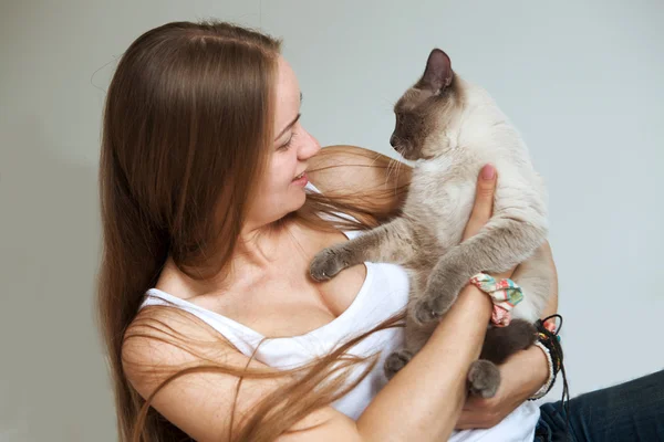Hermosa joven mujer con un gato — Foto de Stock