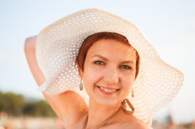 Yaz tatil ve tatil kavramı. Kız şapka ayakta sahilde