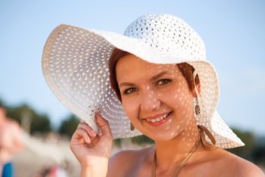 Yaz tatil ve tatil kavramı. Kız şapka ayakta sahilde