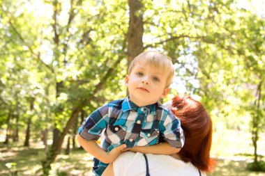 Anne ile çocuk yaz günü Parkta yürümek