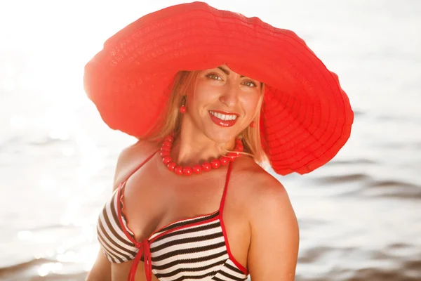 Vacaciones de verano y concepto de vacaciones. Chica en sombrero de pie en la playa —  Fotos de Stock