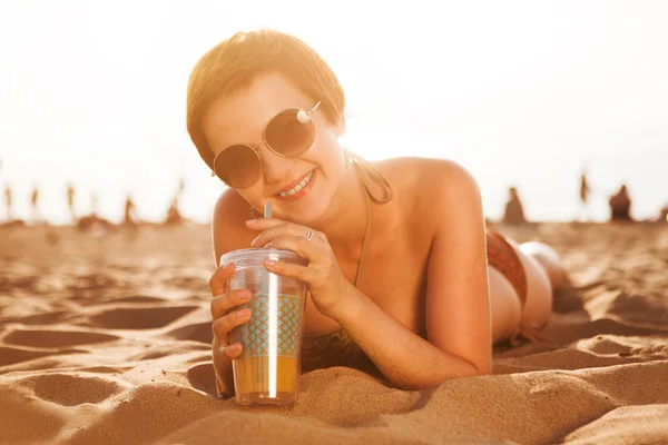 Ragazze che bevono cocktail sulla spiaggia in bikini — Foto Stock