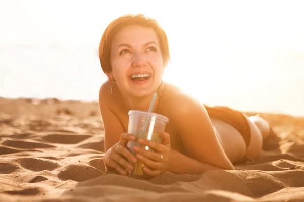 Holky pití koktejlů na pláži v bikinách — Stock fotografie