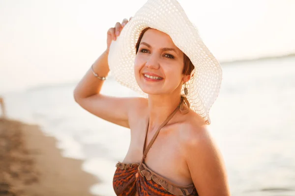 Letní prázdniny a dovolené koncepce. Dívka v klobouku, stojící na pláži — Stock fotografie