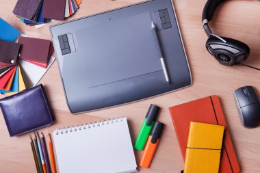 Modern ofis işyeri ile dijital tablet, not defteri, renkli kalemler