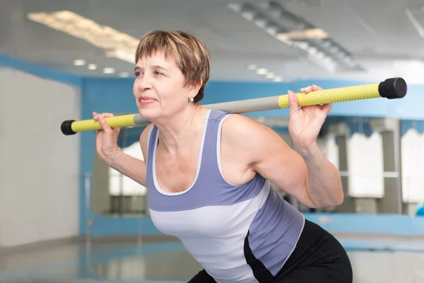 Porträtt av ganska senior kvinna träning i gym — Stockfoto