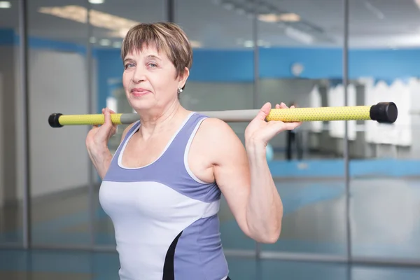 Portret kobiety dość starszy, ćwiczenia w siłowni — Zdjęcie stockowe
