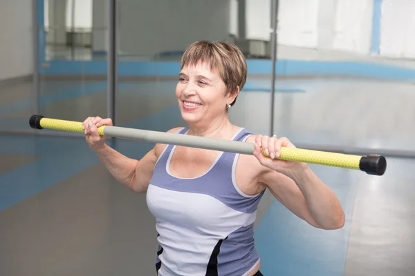 Porträtt av ganska senior kvinna träning i gym — Stockfoto