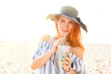 içki kızla sahilde sunbathes