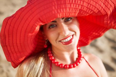 Yaz tatil ve tatil kavramı. Kız şapka ayakta sahilde