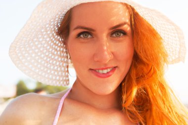 Yaz tatil ve tatil kavramı. Kız şapka ayakta sahilde