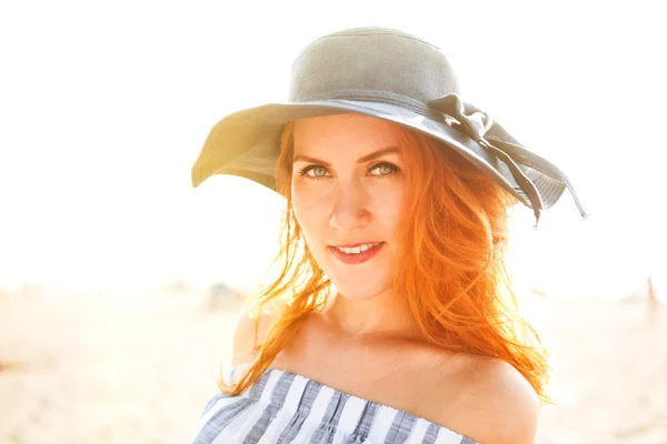 Vacaciones de verano y concepto de vacaciones. Chica en sombrero de pie en la playa —  Fotos de Stock