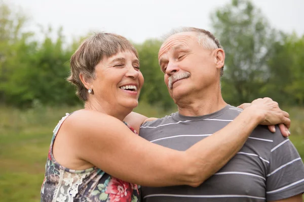 Familia, edad, turismo, viajes y concepto de personas - pareja mayor caminando en el parque — Foto de Stock