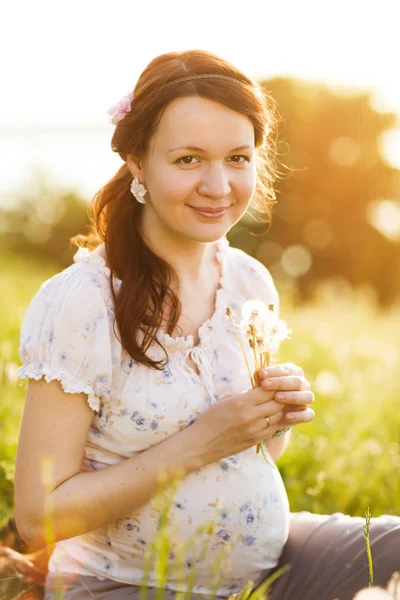 Mooie zwangere vrouw buiten — Stockfoto