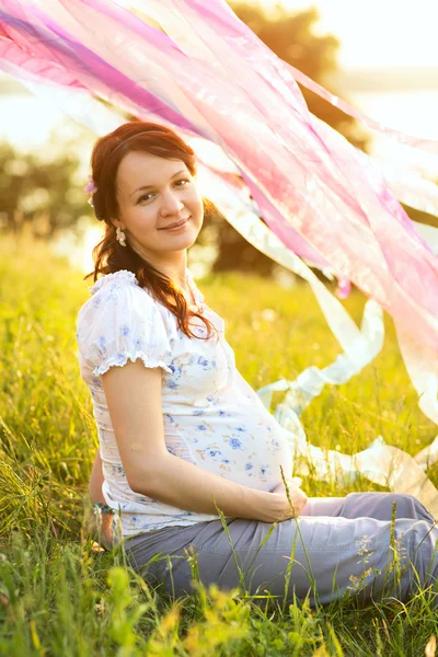 Mulher grávida bonita ao ar livre — Fotografia de Stock