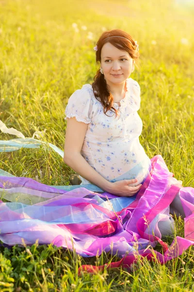 Mooie zwangere vrouw buiten — Stockfoto