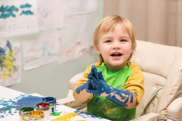 Barnet drar finger-typ färger — Stockfoto
