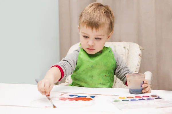 Felice bambino allegro disegno con pennello — Foto Stock