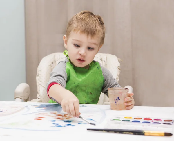 Felice bambino allegro disegno con pennello — Foto Stock