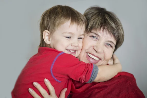 Encantador niño con su abuela tener momentos divertidos y felices juntos en casa — Foto de Stock