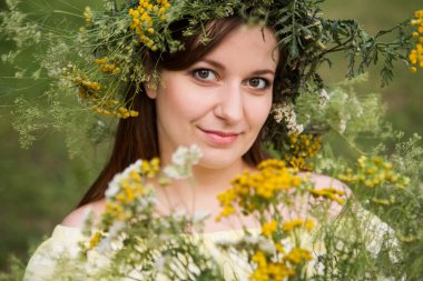 açık havada doğada çiçek çelenk genç güzel kadın