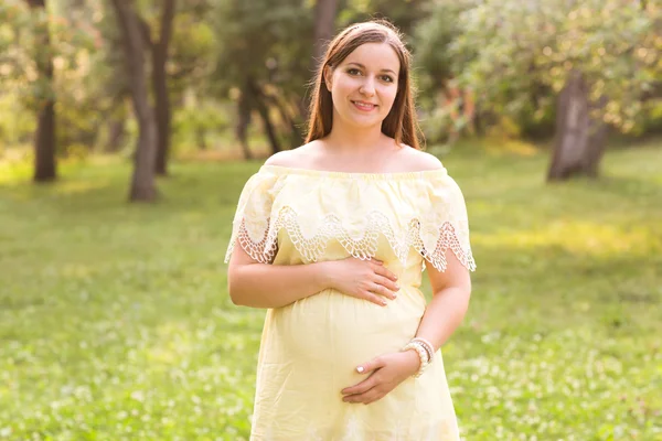 Jong gelukkig zwanger vrouw ontspannen en genieten van het leven in de natuur — Stockfoto