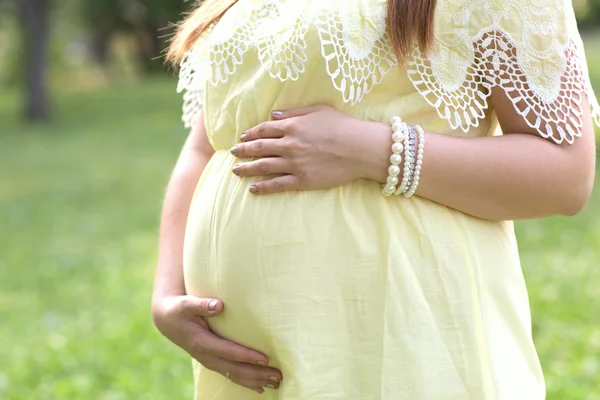 Jonge zwangere vrouw ontspannen en genieten van het leven in de natuur — Stockfoto