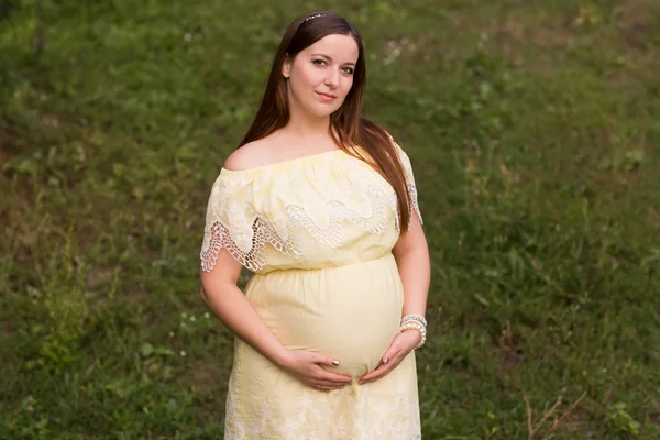 Jong gelukkig zwanger vrouw ontspannen en genieten van het leven in de natuur — Stockfoto