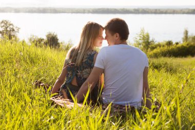 Genç çift aşık açık. Yaz aylarında alanında poz genç şık moda çift portresi