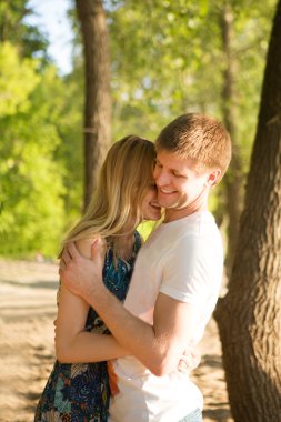 Genç sevgili çift açık havada yaz günde kucaklayan