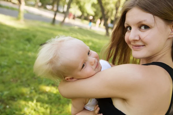 The kid on walk with mother in park — Stock Photo, Image