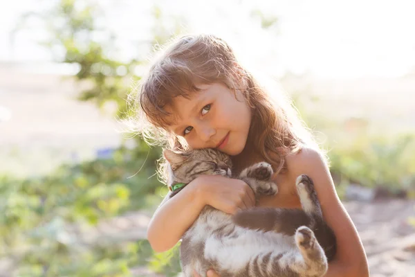 Niño feliz con gato al aire libre . — Foto de Stock