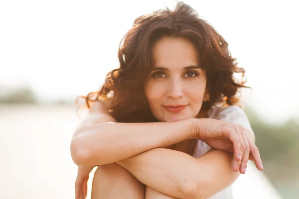 Belleza retrato de mujer sol. Mujer feliz sonriendo y a la cámara . —  Fotos de Stock