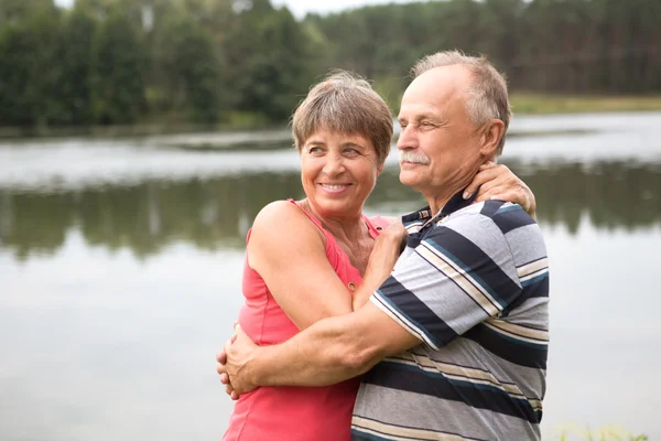 Feliz pareja de ancianos al aire libre — Foto de Stock