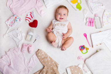 Bebek Giyim, banyo malzemeleri, oyuncaklar ve sağlık bakım aksesuarları ile beyaz arka plan üzerinde. Dilek listesi ya da alışveriş hamilelik ve bebek duş kullanıcısının genel bilgileri.