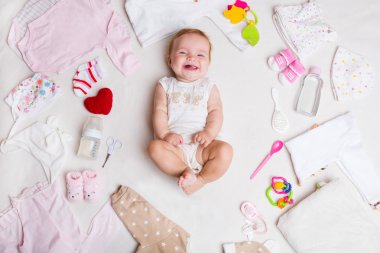 Bebek Giyim, banyo malzemeleri, oyuncaklar ve sağlık bakım aksesuarları ile beyaz arka plan üzerinde. Dilek listesi ya da alışveriş hamilelik ve bebek duş kullanıcısının genel bilgileri.