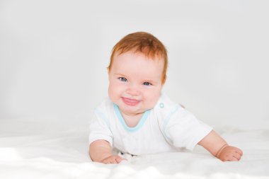 Komik küçük bebek battaniye üzerinde uzanmış. Yeni doğan çocuk yatakta rahatlatıcı. Genç çocuklar için kreş. Tekstil ve çocuklar için yatak takımları.