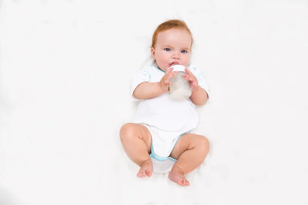 Barnet håller flaskan och dricksvatten — Stockfoto
