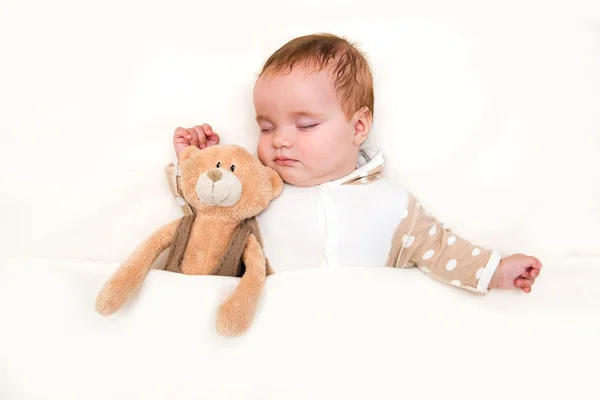 Bebé acostado en la cama.Bebé durmiendo con su osito de peluche, nueva familia y concepto de amor . — Foto de Stock