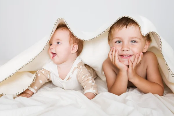 Portret van kleine jongen met pasgeboren zus, familie concept — Stockfoto