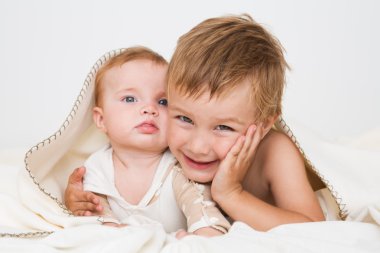 Yeni doğan kardeş, aile kavramı ile küçük çocuk portresi