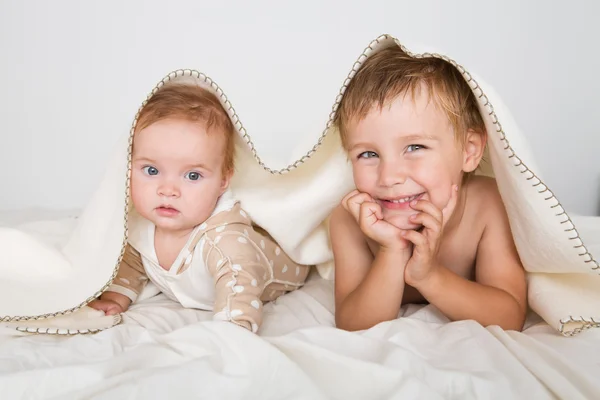 Retrato de niño pequeño con hermana recién nacida, concepto familiar —  Fotos de Stock