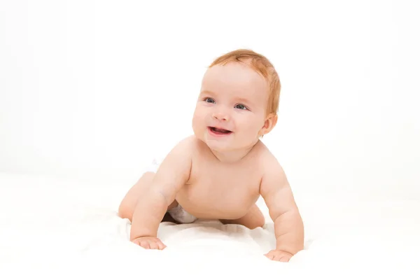 Carino poco ridendo bambino strisciante isolato su bianco — Foto Stock