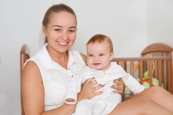 Família feliz. mãe brincando com seu bebê no quarto. — Fotografia de Stock