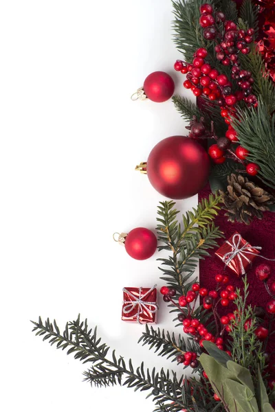 Cartão de Natal com uma estrela, bolas e presentes — Fotografia de Stock