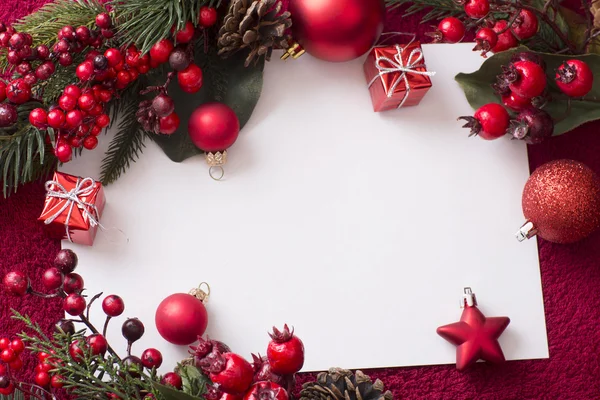 Cartão de Natal com uma estrela, bolas e presentes — Fotografia de Stock